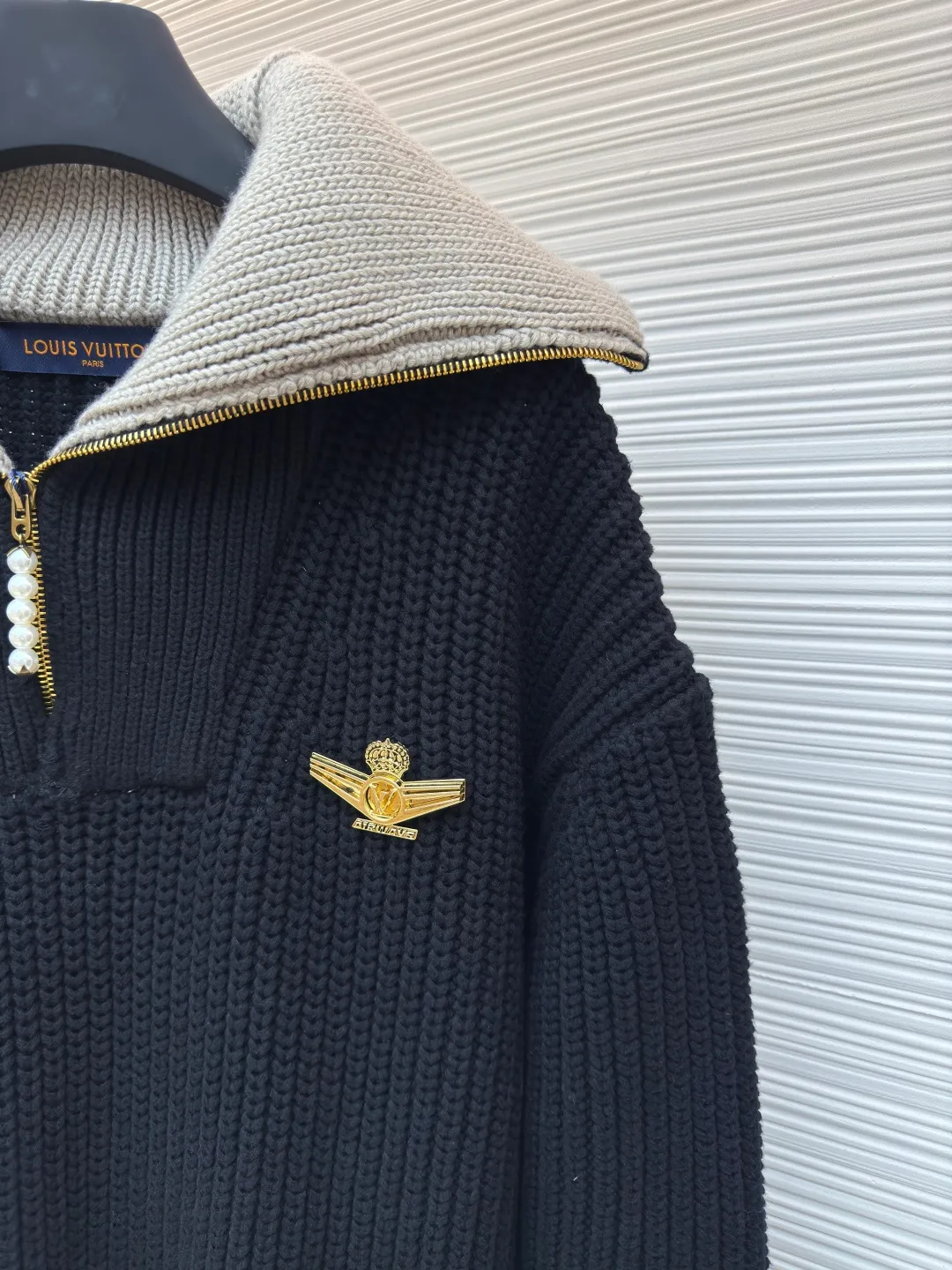 LOUIS VUITTON Pearl Aviator Brooch Lapel Sweater ●Authentic product: 25100 purchased and developed ●Item number: 1680544-D15 ●Fabric: wool blended fabric ●Technology: knitted ●Version: fitted version ●Weight: about 1720g ●Size: XS-S-M-L ●Description: The fabric is made of cotton-wool blended cotton thread, 35% wool, 65% cotton yarn. The ready-to-wear fabric has a soft feel and is thick and slightly elastic. The chest logo is alloy electroplated gold, the zipper is natural mother of pearl, and the pull tabs are electroplated brass. The cuffs have mother-of-pearl and each button has the brand's LOGO. All accessories are developed according to the original version, and every detail and weight of each accessory is restored. This half-zip pullover continues the dandy style of the 2025 spring and summer show. It is made of sheep wool blended with a thick cable knit, and the body and collar are rendered in different colors. The LV Airways brooch sits elegantly on the chest, and the zipper pull and cuffs sparkle with pearlescent light. The overall routing is straight and delicate, the fabric is comfortable and soft, and the color is consistent without color difference. It can be matched with the same style to create a fashionable look and control various occasions. Customized accessories, complete with three standards, same style for men and women! .